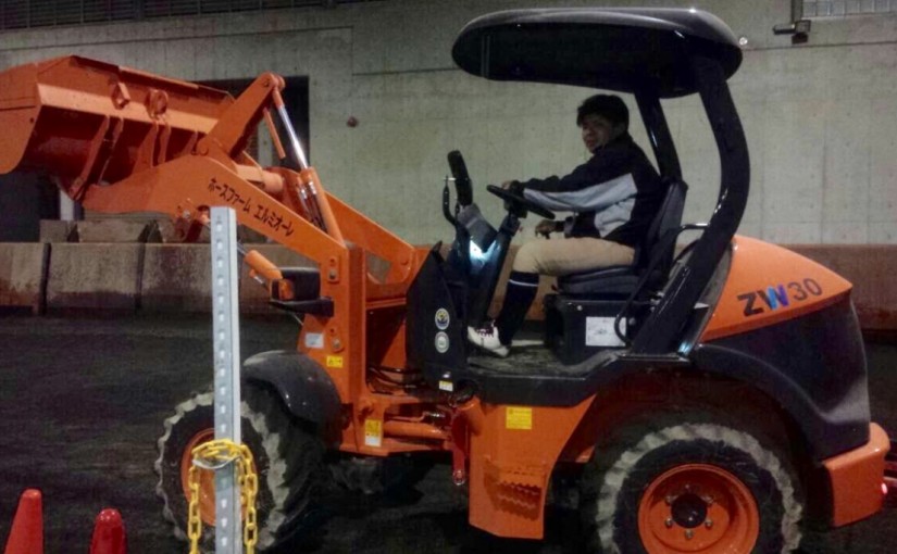 乗馬クラブで馬場の整地を行いました(大阪府大阪市/武内)