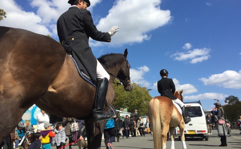 乗馬クラブの馬たちが公園内をデモンストレーションウォークしました
