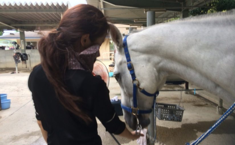 シャワーの後は扇風機で高速乾燥（笑）with謎の美女❤