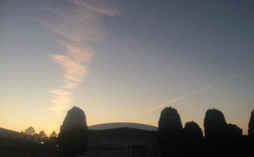 秋晴れの空に飛行機雲